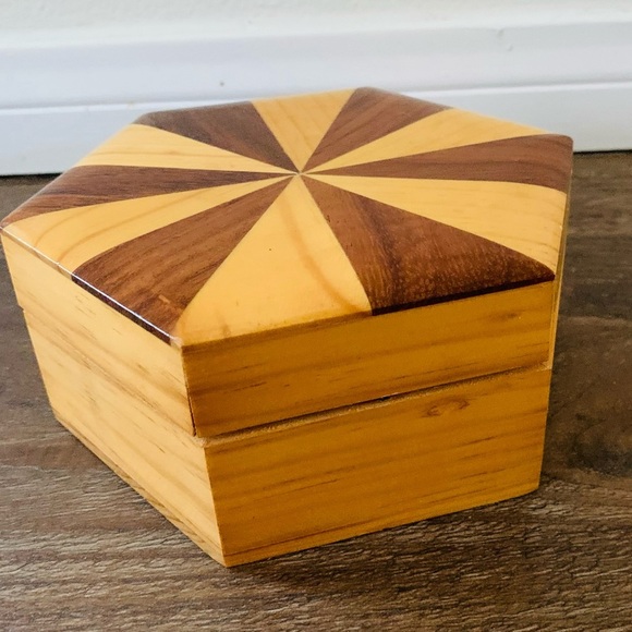 Wooden two toned trinket box - Picture 1 of 7